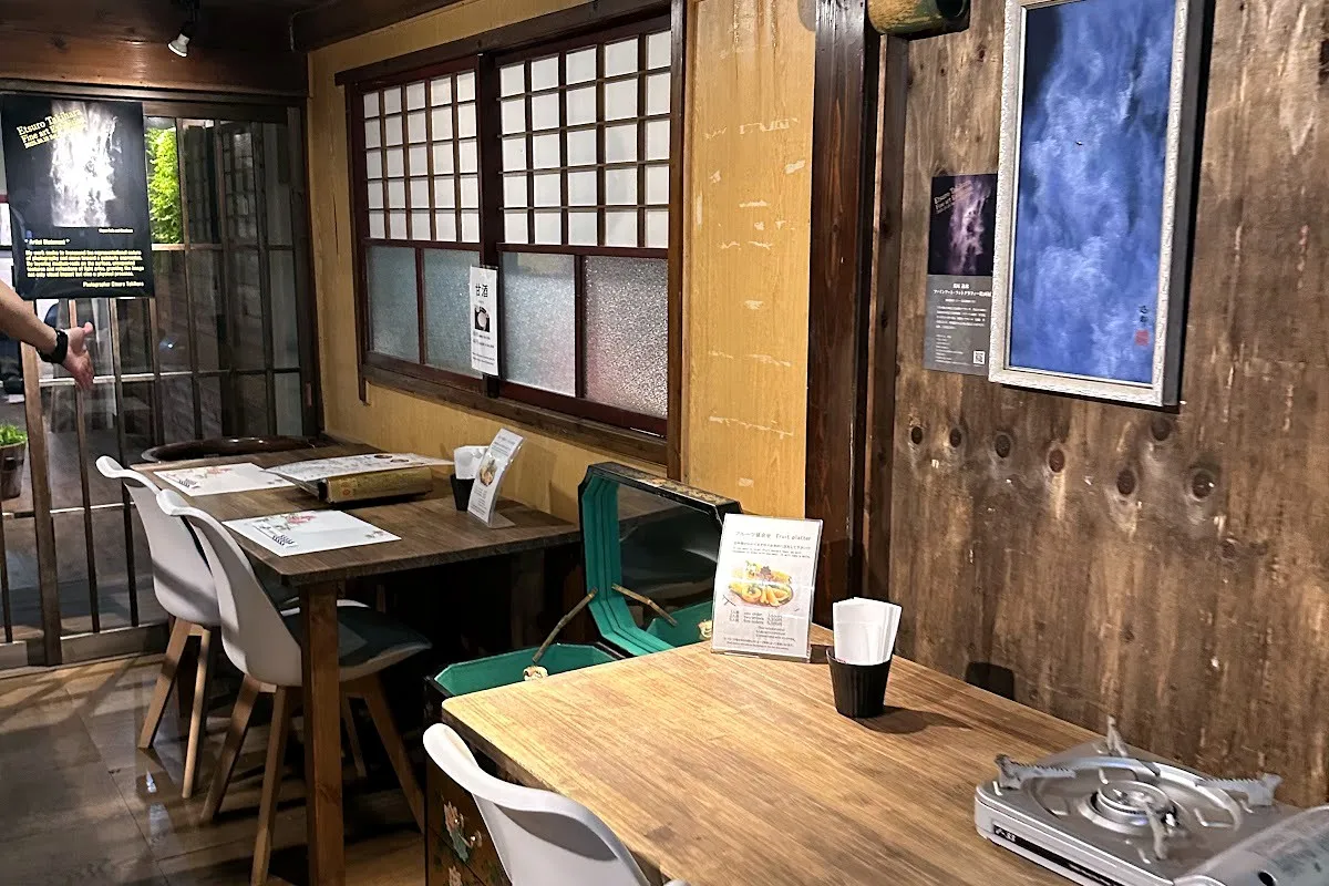 温かみのある木造の店内